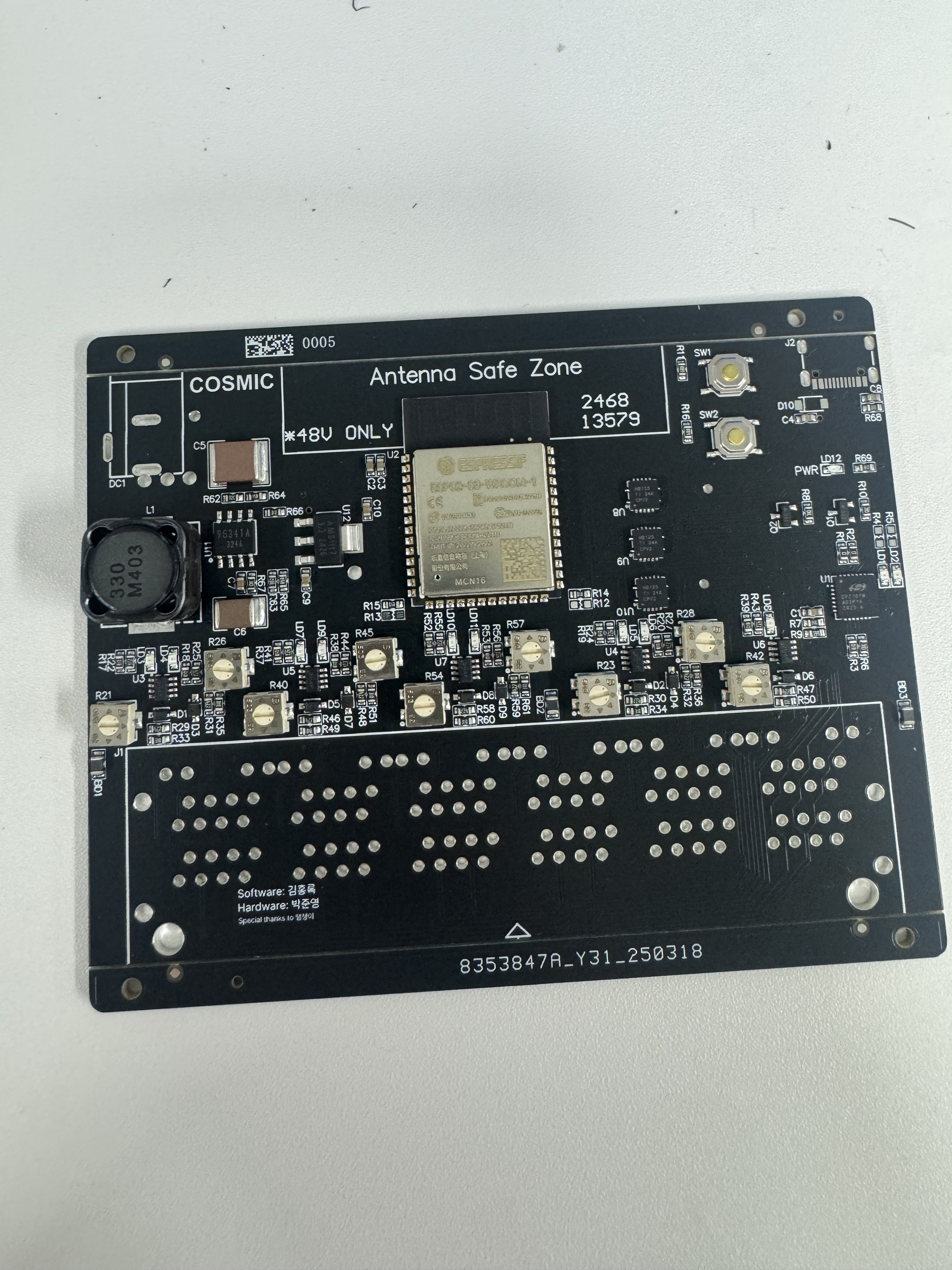 실제 제작된 검정색 COSMIC ESP32 PCB